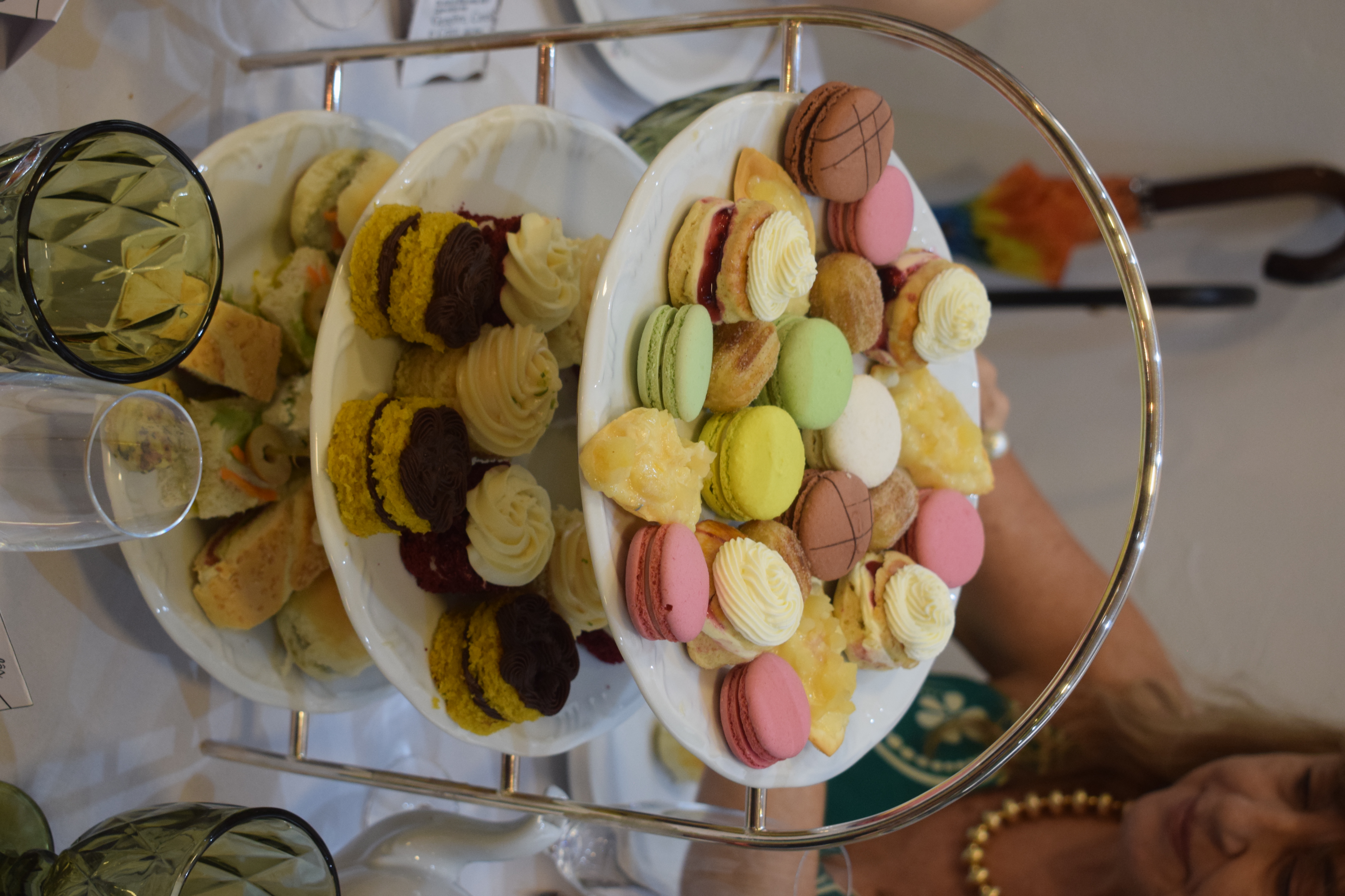 Bandeja com doces variados para uma celebração