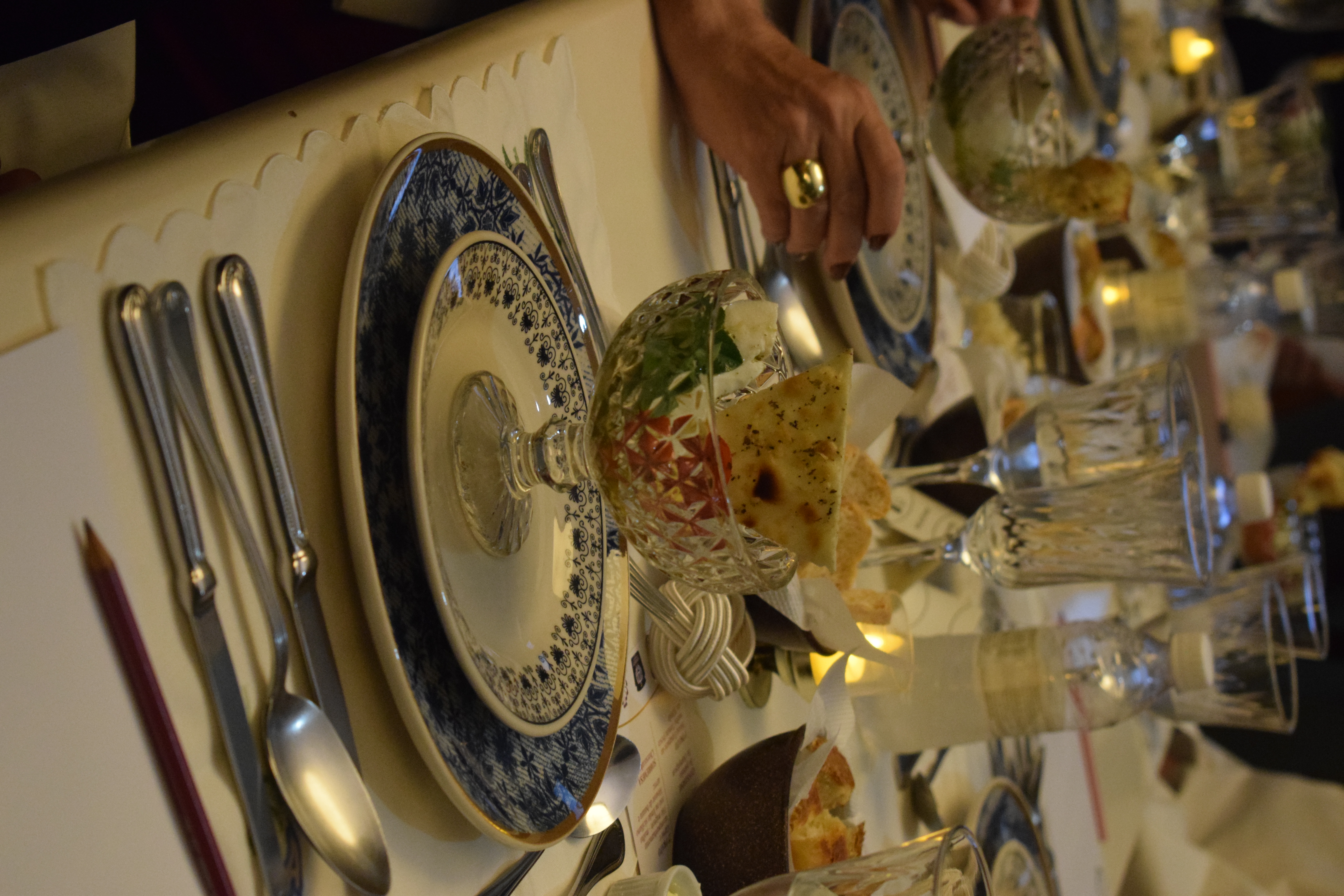 Mesa posta com taças e pratos para um evento